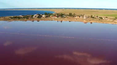Tuzlu, pembe gölün güzel üst manzarası. Güzel pembe gün batımı.