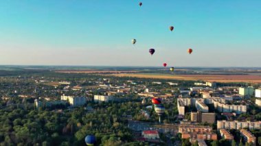 Çok renkli balonlar ağaçların üzerinde uçar. Parkın güzel manzarası, yeşilliklerle kaplı orman..