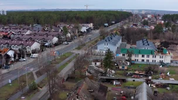 Hostomel Kyev Regionウクライナ 2022 道路のトップビュー 破壊され 焼失した家の空中ビュー ロシア兵のロケットや地雷によって家屋が破壊された — ストック動画