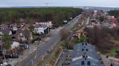 Yolun üst manzarası. Yıkılmış ve yanmış evlerin havadan görüntüsü. Evler roketler ya da Rus askerlerinin mayınlarıyla yıkıldı. Rus işgalinden sonra Ukrayna şehirleri.
