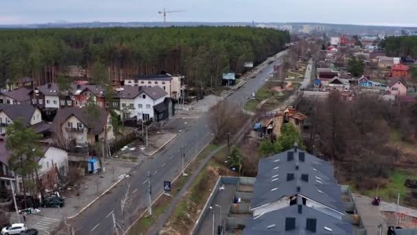 Вид Сверху Дорогу Вид Воздуха Разрушенные Сожженные Дома Дома Разрушены — стоковое видео