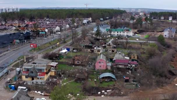 看前面的路 从空中俯瞰被毁和烧毁的房屋 房屋被俄罗斯士兵的火箭或地雷摧毁 俄罗斯占领后的乌克兰城市 — 图库视频影像