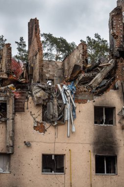 Rus işgalinden sonra Ukrayna şehirleri. Irpen sokaklarında yıkılan binalar. Kırık, kabuklu camlar. Füzeler tarafından vurulduktan sonra binalar.
