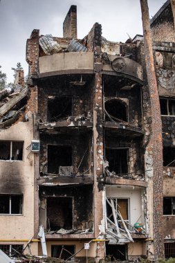 Rus işgalinden sonra Ukrayna şehirleri. Irpen sokaklarında yıkılan binalar. Kırık, kabuklu camlar. Füzeler tarafından vurulduktan sonra binalar.