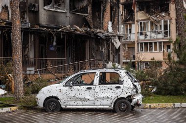 Arabalara ateş etti. Irpin sokaklarında. Rus işgalinden sonra Ukrayna şehirleri. Irpin, Bucha, Hostomel.