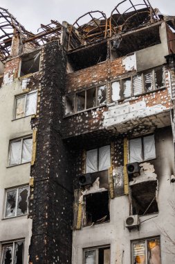 Rus işgalinden sonra Ukrayna şehirleri. Irpen sokaklarında yıkılan binalar. Kırık, kabuklu camlar. Füzeler tarafından vurulduktan sonra binalar.