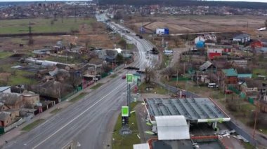 Rus birliklerinin roket saldırılarıyla yok edilen benzin istasyonlarının ve diğer binaların havadan görüntüsü. Evler Rus askerlerinin roketleri tarafından tahrip edildi..