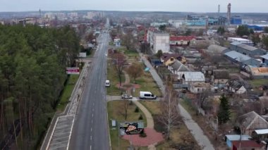 Yolun havadan görünüşü. Yıkılmış ve yanmış evlerin havadan görüntüsü. Evler roketler ya da Rus askerlerinin mayınlarıyla yıkıldı. Rus işgalinden sonra Ukrayna şehirleri.