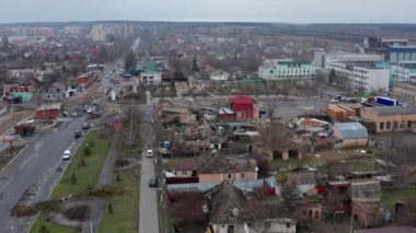 Yolun havadan görünüşü. Yıkılmış ve yanmış evlerin havadan görüntüsü. Evler roketler ya da Rus askerlerinin mayınlarıyla yıkıldı. Rus işgalinden sonra Ukrayna şehirleri.