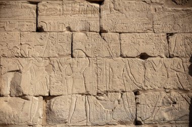 Karnak tapınağındaki duvarlarda ve sütunlarda farklı hiyeroglifler var. Karnak tapınağı eski Mısır 'daki en büyük kompleks..