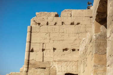 Karnak tapınağındaki duvarlarda ve sütunlarda farklı hiyeroglifler var. Karnak tapınağı eski Mısır 'daki en büyük kompleks..