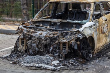 Arabalara ateş etti. Irpin sokaklarında. Rus işgalinden sonra Ukrayna şehirleri. Irpin, Bucha, Hostomel.