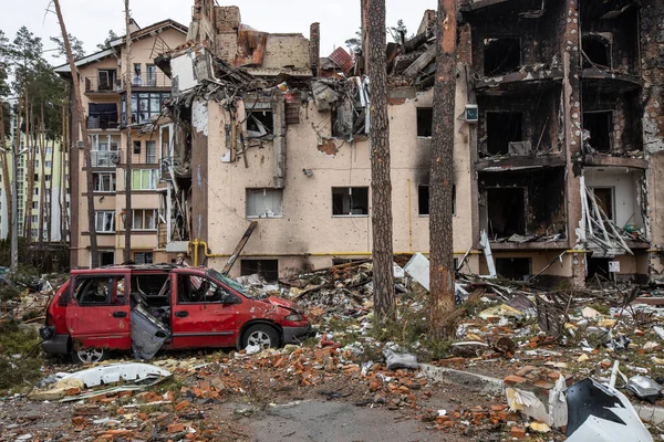 Arabalara ateş etti. Irpin sokaklarında. Rus işgalinden sonra Ukrayna şehirleri. Irpin, Bucha, Hostomel. Arka planda yıkılmış ve yanmış evler var..