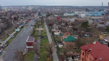 Yolun üst manzarası. Yıkılmış ve yanmış evlerin havadan görüntüsü. Evler Rus askerlerinin roketleri ya da mayınlarıyla yıkıldı..