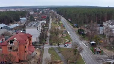 Yolun üst manzarası. Yıkılmış ve yanmış evlerin havadan görüntüsü. Evler Rus askerlerinin roketleri ya da mayınlarıyla yıkıldı..