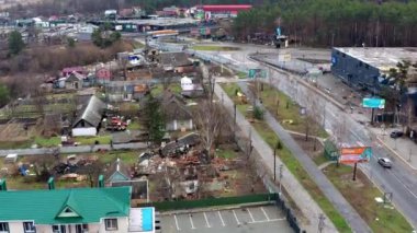 Yolun üst manzarası. Yıkılmış ve yanmış evlerin havadan görüntüsü. Evler Rus askerlerinin roketleri ya da mayınlarıyla yıkıldı..