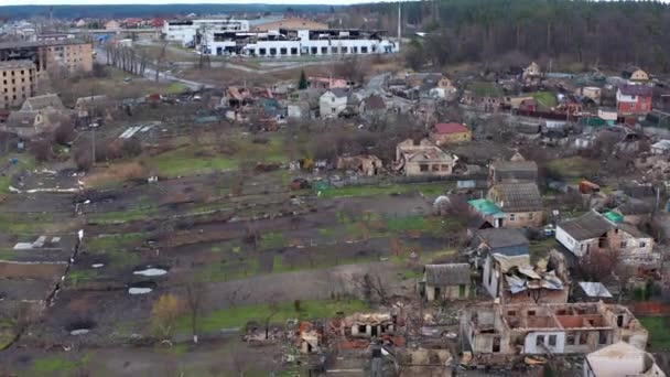 破壊され 焼失した家の空中ビュー ロシア兵のロケットや地雷によって家屋が破壊された — ストック動画