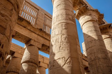 Karnak tapınağındaki duvarlarda ve sütunlarda farklı hiyeroglifler var. Karnak tapınağı eski Mısır 'daki en büyük kompleks..
