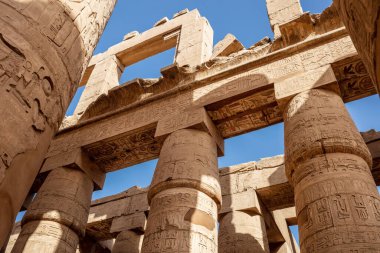 Karnak tapınağındaki duvarlarda ve sütunlarda farklı hiyeroglifler var. Karnak tapınağı eski Mısır 'daki en büyük kompleks..