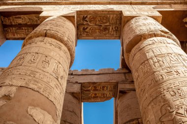 Karnak tapınağındaki duvarlarda ve sütunlarda farklı hiyeroglifler var. Karnak tapınağı eski Mısır 'daki en büyük kompleks..