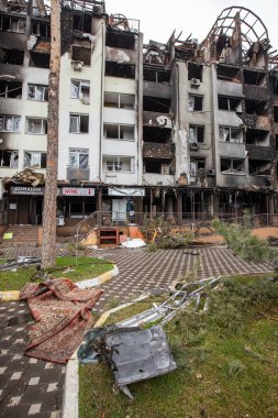 Rus işgalinden sonra Ukrayna şehirleri. Irpen sokaklarında yıkılan binalar. Kırık, kabuklu camlar. Füzeler tarafından vurulduktan sonra binalar.