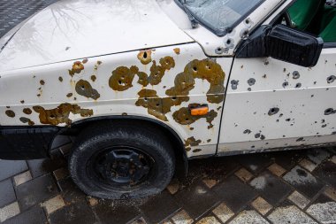 Arabalara ateş etti. Irpin sokaklarında. Rus işgalinden sonra Ukrayna şehirleri. Irpin, Bucha, Hostomel.