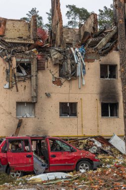 Arabalara ateş etti. Irpin sokaklarında. Rus işgalinden sonra Ukrayna şehirleri. Irpin, Bucha, Hostomel. Arka planda yıkılmış ve yanmış evler var..
