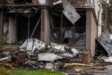Irpin, Kyev bölgesi Ukrayna - 09.04.2022: Rus işgalinden sonra Ukrayna şehirleri. Irpen sokaklarında yıkılan binalar. Kırık, kabuklu camlar. Füzeler tarafından vurulduktan sonra binalar.