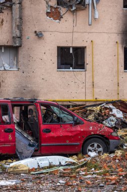 Irpin, Kyev bölgesi Ukrayna - 09.04.2022: Atış arabaları. Irpin sokaklarında. Rus işgalinden sonra Ukrayna şehirleri. Irpin, Bucha, Hostomel. Arka planda yıkılmış ve yanmış evler var..