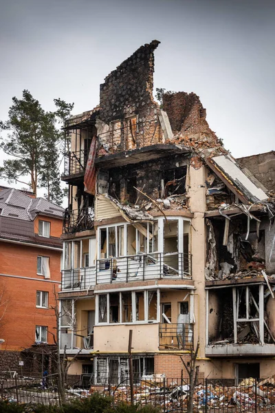 Irpin, Kyev bölgesi Ukrayna - 09.04.2022: Rus işgalinden sonra Ukrayna şehirleri. Irpen sokaklarında yıkılan binalar. Kırık, kabuklu camlar. Füzeler tarafından vurulduktan sonra binalar.