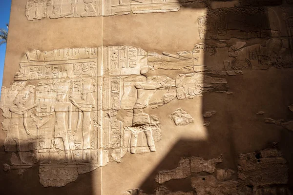 Różne Hieroglify Ścianach Kolumnach Świątyni Karnaka Świątynia Karnak Jest Największym — Zdjęcie stockowe