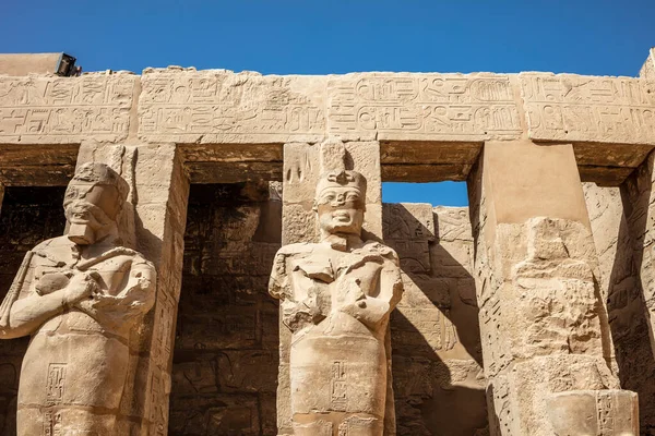 Statyer Gamla Egyptiska Faraoner Och Gudar Olika Hieroglyfer Väggarna Karnak — Stockfoto