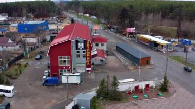 Yıkılmış ve yanmış evlerin havadan görüntüsü. Evler Rus askerlerinin roketleri ya da mayınlarıyla yıkıldı..