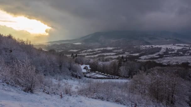 Όμορφο Χειμερινό Timelapse Στα Βουνά Ήλιος Διαπερνά Σύννεφα Βουνά Και — Αρχείο Βίντεο