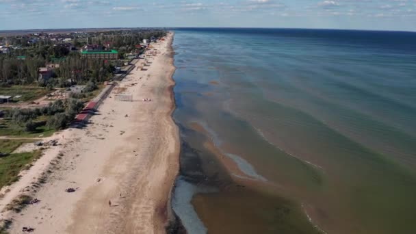 Frumos Zbor Timpul Verii Peste Plajă Oamenii Odihnesc Apropierea Mării — Videoclip de stoc