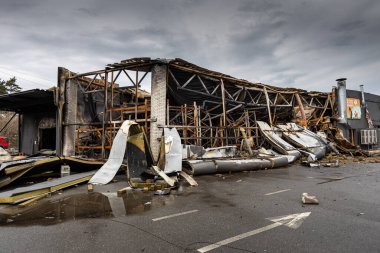 Hostomel, Kyev bölgesi Ukrayna - 09.04.2022: Bombalanan mağazanın dışında Rus askerleri, işgalciler tarafından yağmalandı. Yağmacılar dükkanı yok etti..