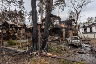 Irpin, Kyev bölgesi Ukrayna - 09.04.2022: Rus işgalinden sonra Ukrayna şehirleri. Irpen sokaklarında yıkılan binalar. Kırık, kabuklu camlar. Füzeler tarafından vurulduktan sonra binalar.