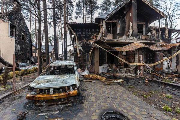 Irpin, Kyev bölgesi Ukrayna - 09.04.2022: Rus işgalinden sonra Ukrayna şehirleri. Irpen sokaklarında yıkılan binalar. Kırık, kabuklu camlar. Füzeler tarafından vurulduktan sonra binalar.