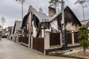 Irpin, Kyev bölgesi Ukrayna - 09.04.2022: Rus işgalinden sonra Ukrayna şehirleri. Irpen sokaklarında yıkılan binalar. Kırık, kabuklu camlar. Füzeler tarafından vurulduktan sonra binalar.