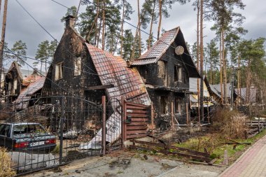 Irpin, Kyev bölgesi Ukrayna - 09.04.2022: Rus işgalinden sonra Ukrayna şehirleri. Irpen sokaklarında yıkılan binalar. Kırık, kabuklu camlar. Füzeler tarafından vurulduktan sonra binalar.