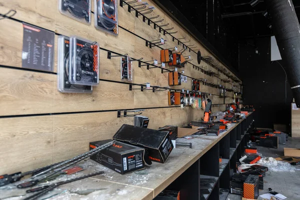 Hostomel, Kyev bölgesi Ukrayna - 09.04.2022: Bombalanan mağazanın içi Rus askerleri, işgalciler tarafından yağmalandı. Yağmacılar dükkanı yok etti..