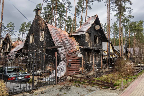 Irpin, Kyev bölgesi Ukrayna - 09.04.2022: Rus işgalinden sonra Ukrayna şehirleri. Irpen sokaklarında yıkılan binalar. Kırık, kabuklu camlar. Füzeler tarafından vurulduktan sonra binalar.