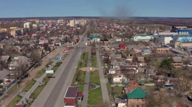 Hostomel, Kyev bölgesi Ukrayna - 09.04.2022: Yıkılmış ve yanmış evlerin havadan görünüşü. Evler Rus askerlerinin roketleri ya da mayınlarıyla yıkıldı..