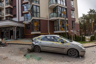 Hostomel, Kyev bölgesi Ukrayna - 09.04.2022: Atış arabaları. Irpin sokaklarında. Rus işgalinden sonra Ukrayna şehirleri. Irpin, Bucha, Hostomel.