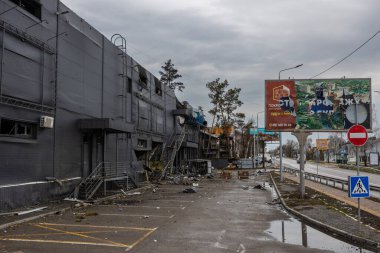 Hostomel, Kyev bölgesi Ukrayna - 09.04.2022: Bombalanan mağazanın dışında Rus askerleri, işgalciler tarafından yağmalandı. Yağmacılar dükkanı yok etti..