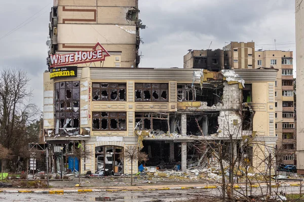 Irpin, Kyev bölgesi Ukrayna - 09.04.2022: Rus işgalinden sonra Ukrayna şehirleri. Irpen sokaklarında yıkılan binalar. Kırık, kabuklu camlar. Füzeler tarafından vurulduktan sonra binalar.