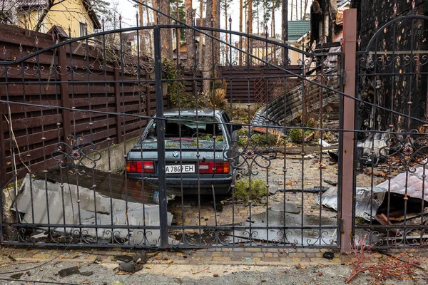 イルピン キエフ地域ウクライナ 2022 ショット車 イルピンの通りだ ロシア占領後のウクライナの都市 アーピンブチャホステル — ストック写真