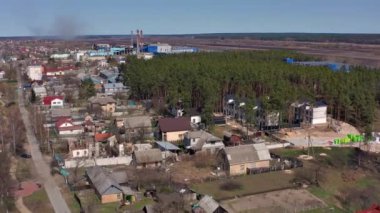 Yıkılmış ve yanmış evlerin havadan görüntüsü. Evler Rus askerlerinin roketleri ya da mayınlarıyla yıkıldı..