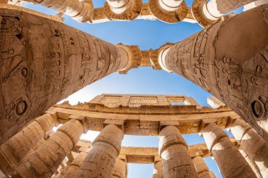 Karnak tapınağındaki duvarlarda ve sütunlarda farklı hiyeroglifler var. Karnak tapınağı eski Mısır 'daki en büyük kompleks..