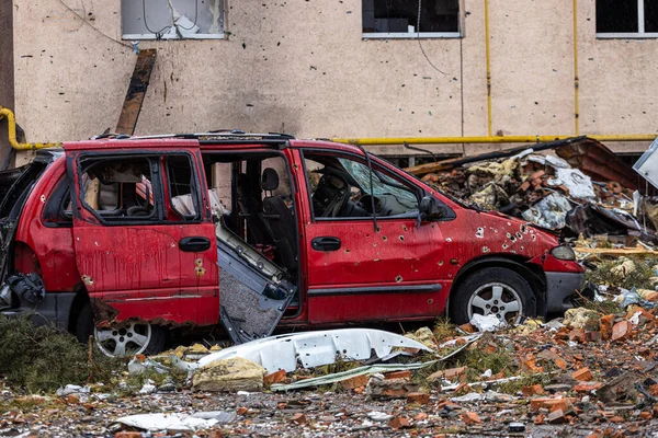 Irpin, Kyev bölgesi Ukrayna - 09.04.2022: Rus işgalinden sonra Ukrayna şehirleri. Irpin sokaklarında. Arabalara ateş etti. Irpin, Bucha, Gostomel.
